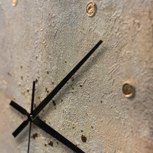 Ausgefallene Wanduhr lautlos – Handgemalte Perlmutt-Abstraktion mit 12 Goldmarkierungen, quadratisch