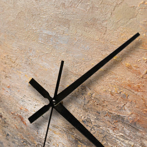 Ausgefallene Wanduhr lautlos – Handgemalte Stein-Abstraktion Beige, Sand & Gold, quadratisch