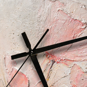 Ausgefallene Wanduhr Mohnblumen lautlos – Handgemalt Rosa & Silber auf Weiß, quadratisch