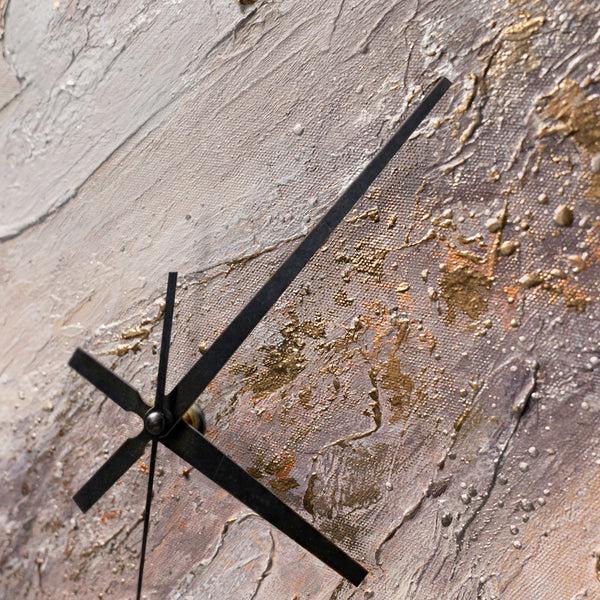 Ausgefallene Wanduhr lautlos – Handgemalte Marmor-Abstraktion Rosa, Grau & Gold, quadratisch