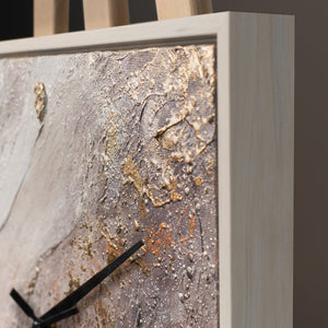 Ausgefallene Wanduhr lautlos – Handgemalte Marmor-Abstraktion Rosa, Grau & Gold, quadratisch