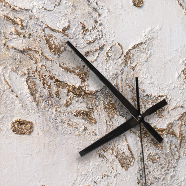 Ausgefallene Wanduhr lautlos – Handgemachtes Weiß-Gold-Relief, skulptural, quadratisch