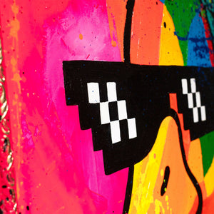 Schwarze Pixelbrille auf bunter Fläche abstrakte Acrylkunst Detail