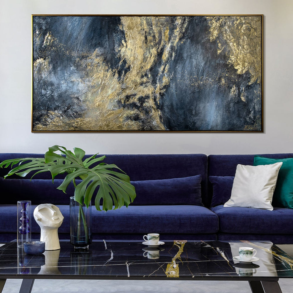 Abstraktes Bild in Gold Grau über Sofa | moderne Raumgestaltung