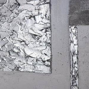 Detail des zentralen silbernen Rechtecks mit Relieftextur