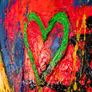 Grünes Herz auf bunter Fläche moderne Acrylkunst Nahansicht