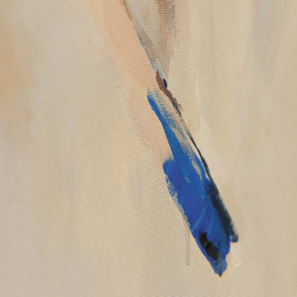 Detailansicht blaue Halskette auf strukturierter Leinwand