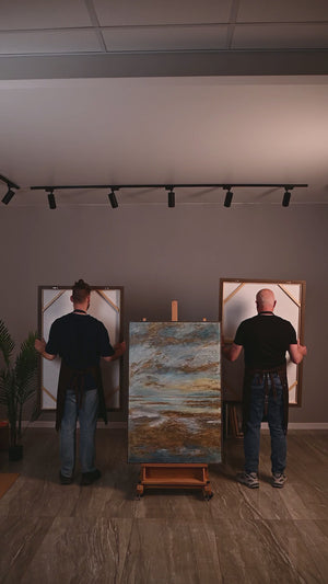 „Goldene Bucht“ – Handgemaltes Triptychon mit Küstenlandschaft und grauem Rahmen